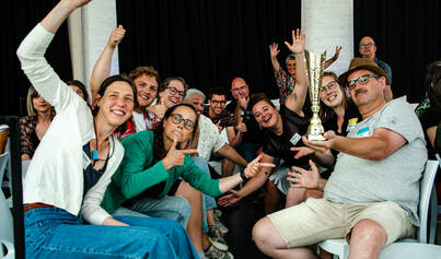 Winnaars Voyage poseren met beker