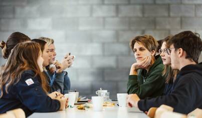 Jongeren in gesprek met elkaar over verzekeringen