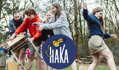 Deelnemers Haka doen een spel met stoelen
