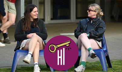 2 deelnemers van HI met elkaar in gesprek