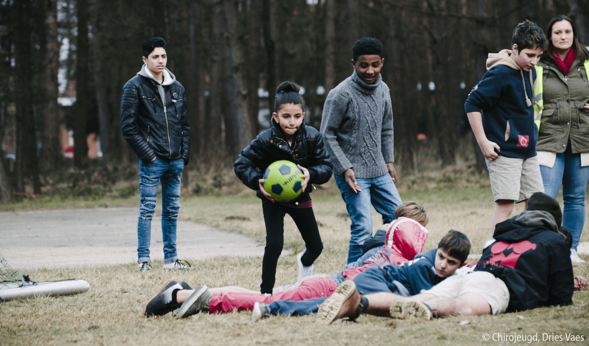 Kinderen spelen met een bal