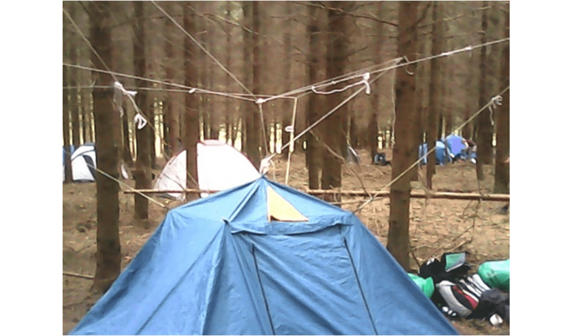 Tent opgezet zonder tentstokken met sjortouw aan de bomen