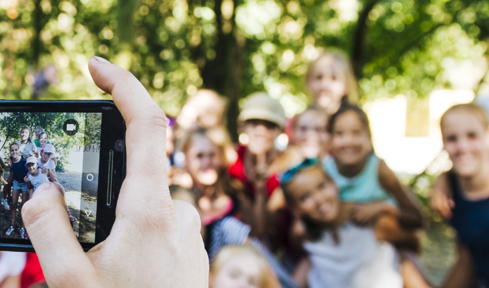 Chiromeisje maakt foto van leden met smartphone
