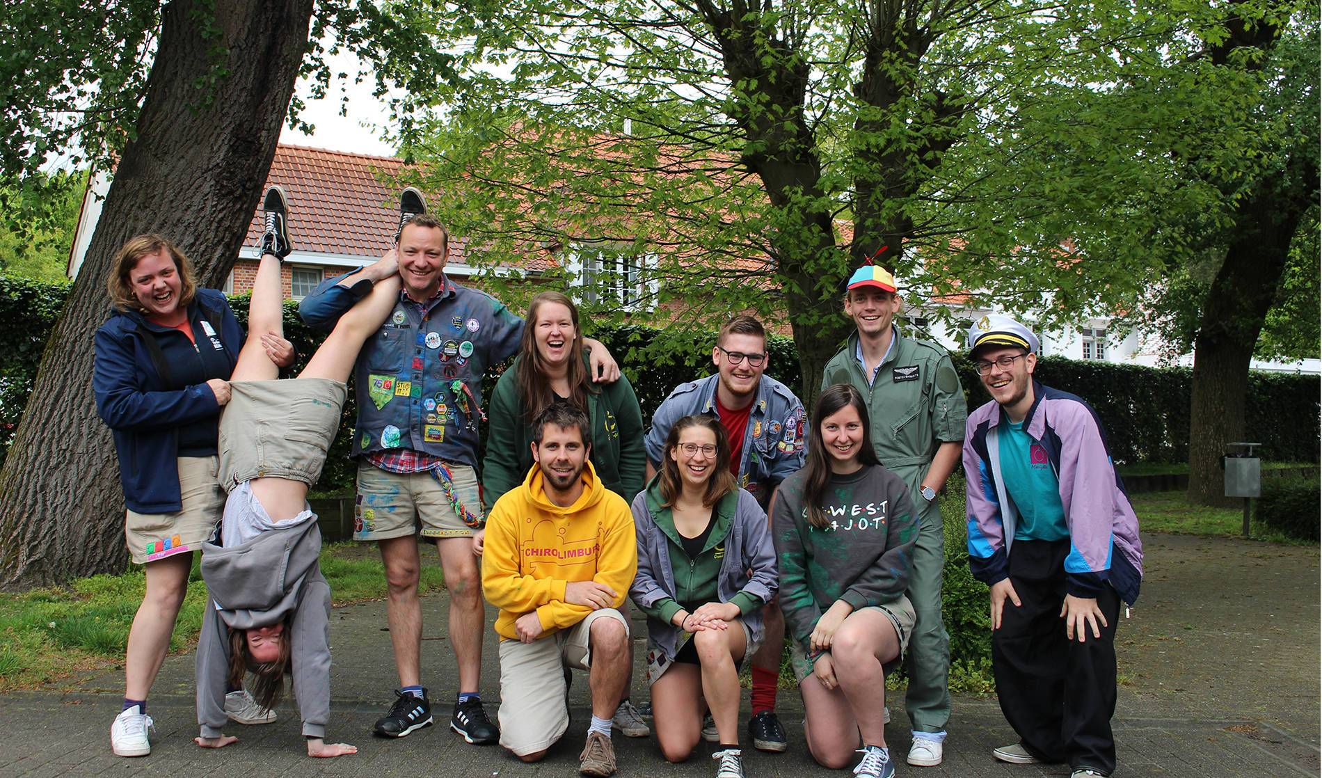 vrienden lachend op de foto