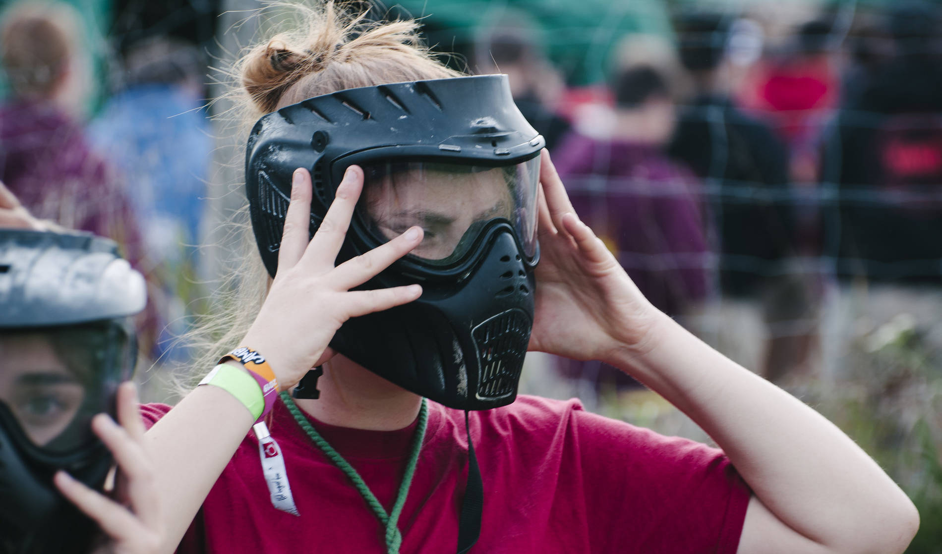 Leidster met masker op