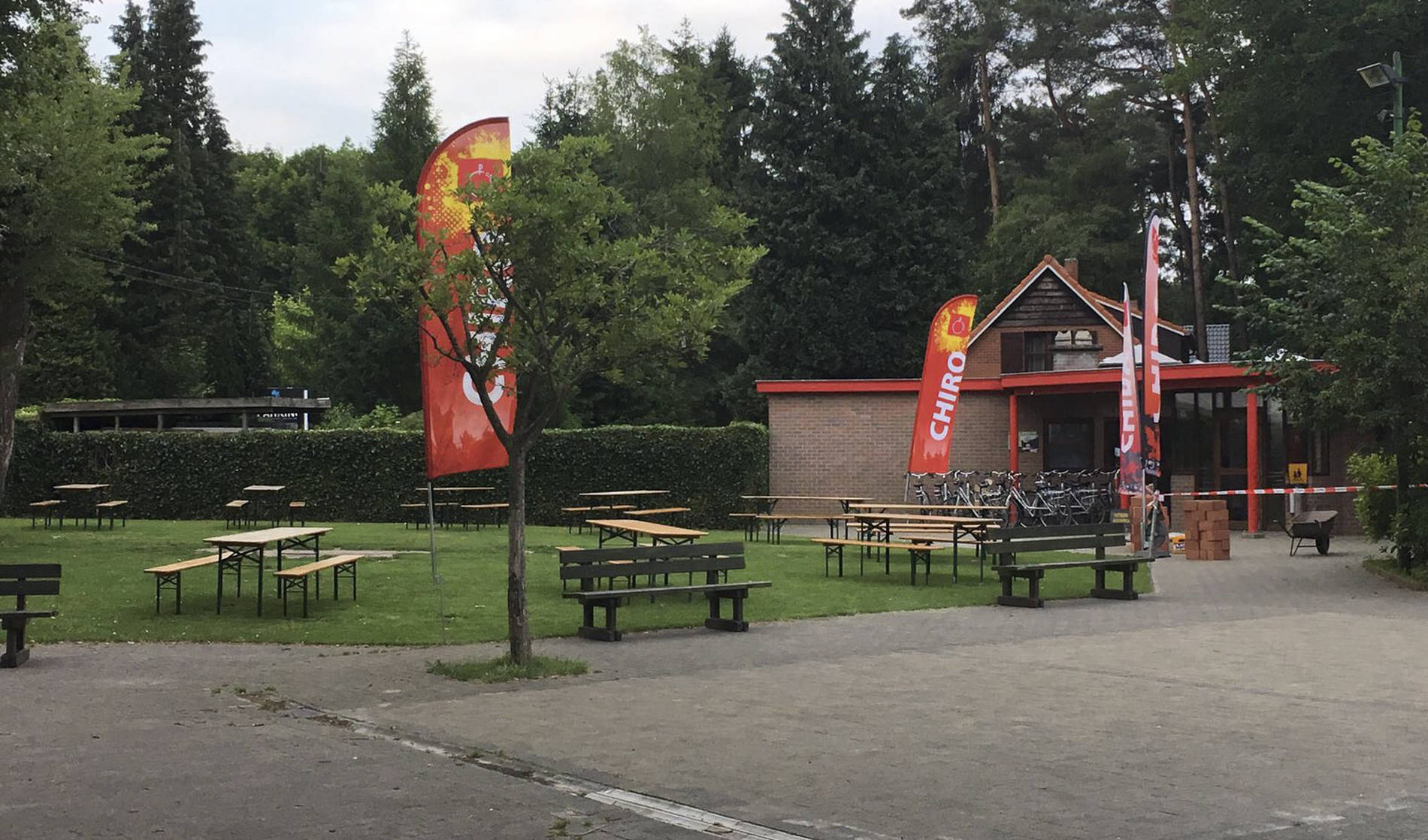 Chirolokalen met vlaggen
