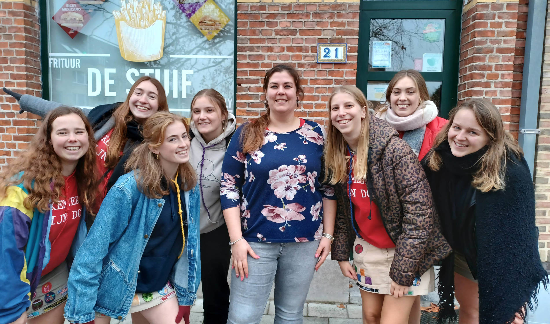 Stamfrituur van leidingsploeg met uitbaatster Kelly