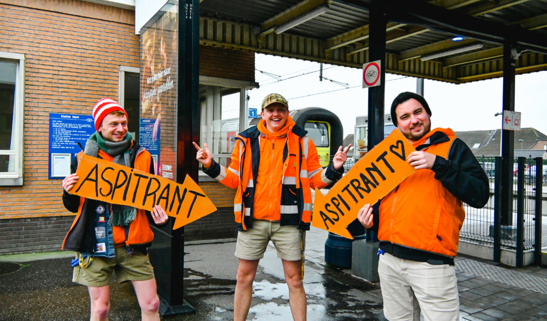 Begeleiding van Aspitrant staan klaar in het station met pijlen