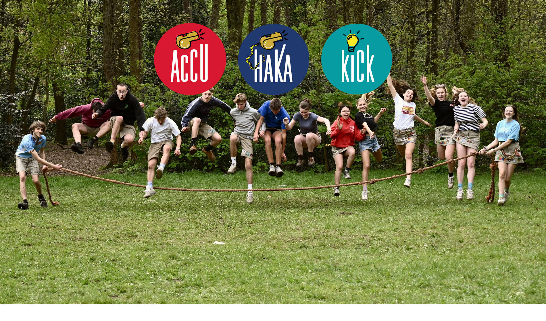 Groepje Chiroleden springen enthousiast in de lucht!