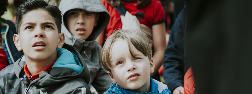 Twee Chirokindjes die naar boven kijken