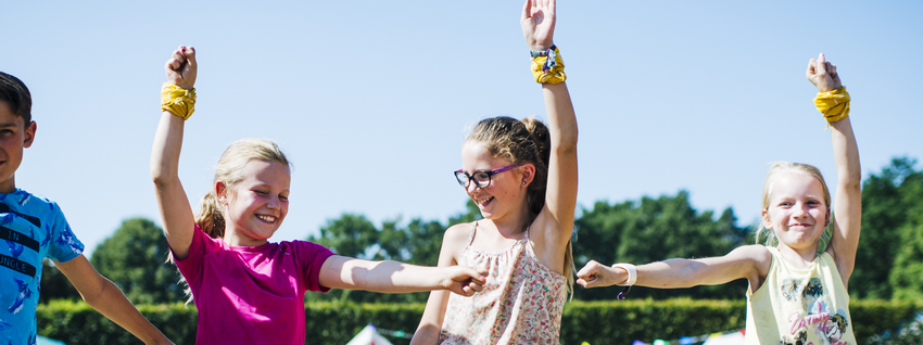 Chirokinderen die armen in de lucht steken