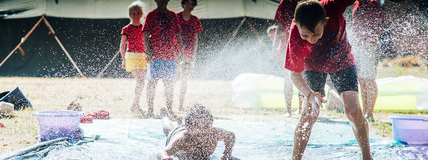Chiroleden aan het spelen met bruine zeep