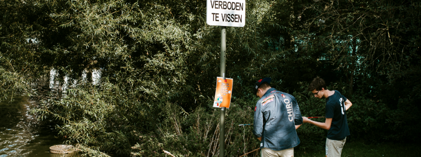 Twee leiding aan het vissen in een blauwe schelp
