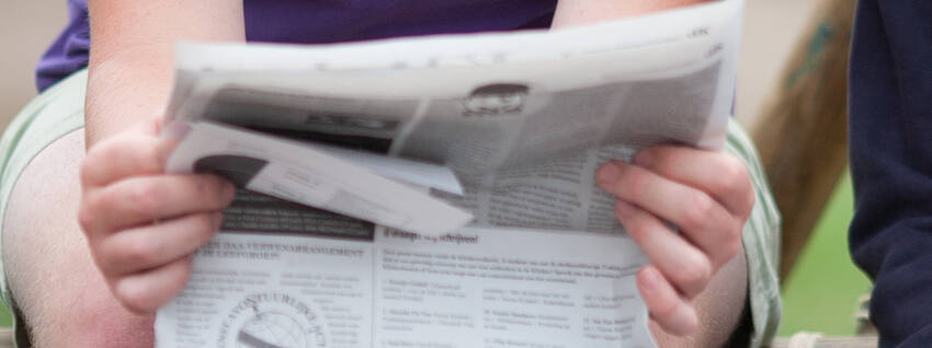 Leiding leest krant
