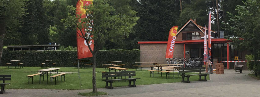Chirolokalen met vlaggen