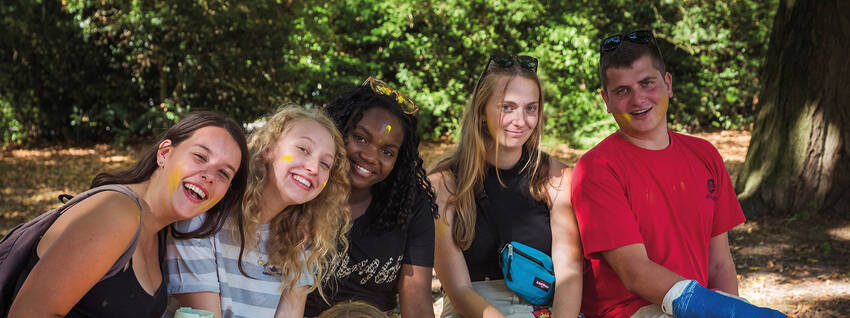Groep Chiroleden op kamp
