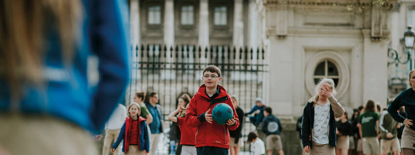Chirokinderen in Brussel aan het spelen