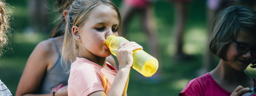 Meisje drinkt water uit een drinkbus