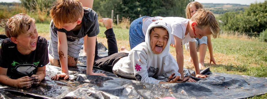 Kinderen spelen naald en draad