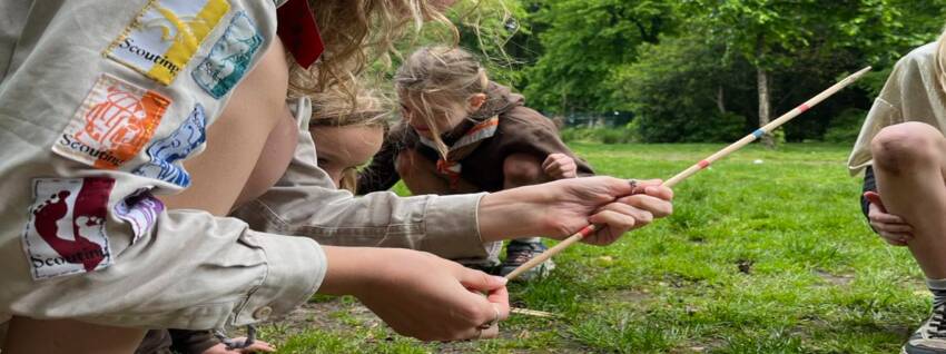 Scoutsleidster Auke speelt een spel met haar leden