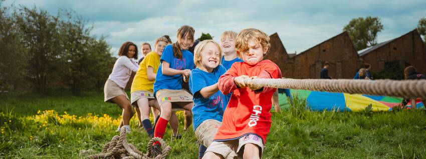 Kinderen trekken aan touw.