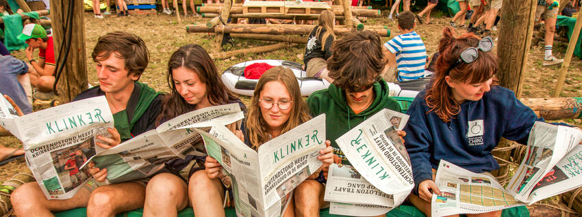 Chiroleiding leest een krant op Krinkel