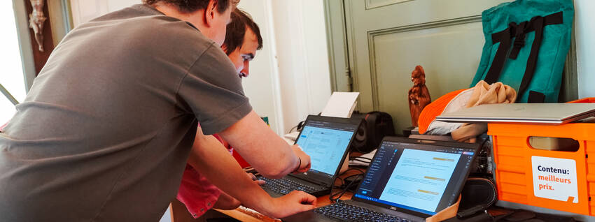 2 leiders aan een computer