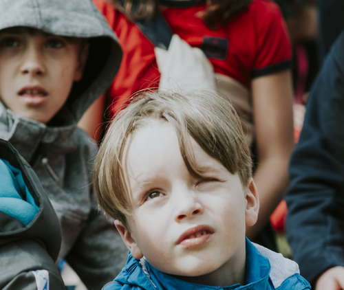 Twee Chirokindjes die naar boven kijken