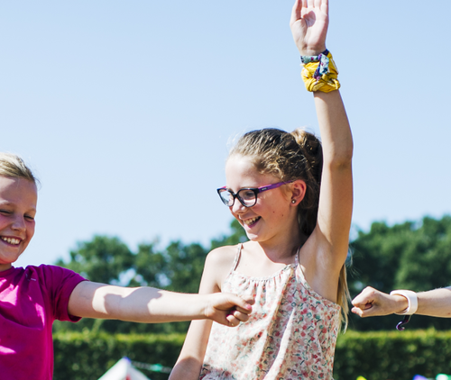 Chirokinderen die armen in de lucht steken