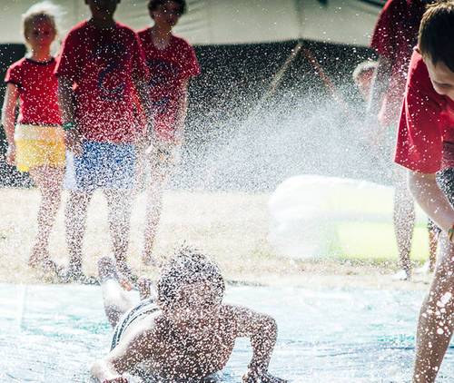 Chiroleden aan het spelen met bruine zeep