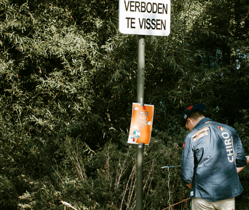 Twee leiding aan het vissen in een blauwe schelp