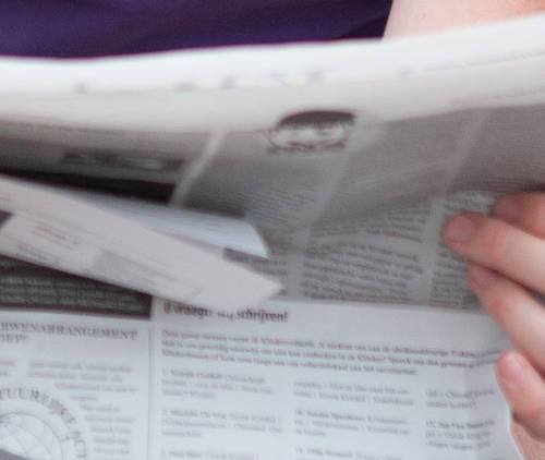 Leiding leest krant