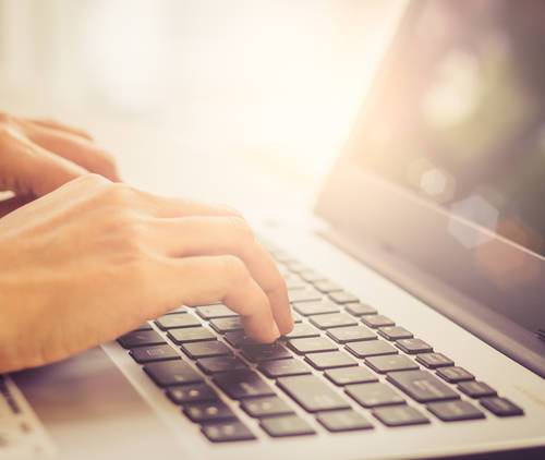 vrouw aan computer