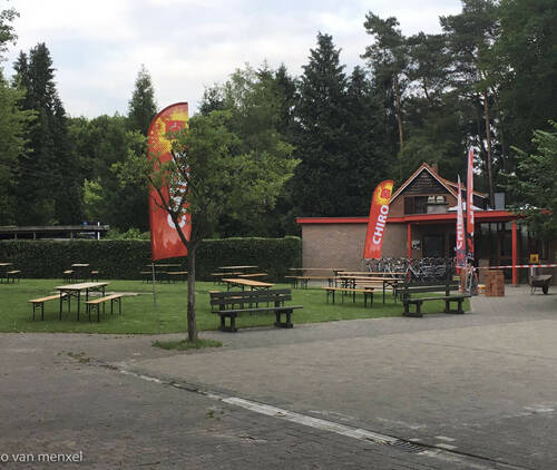 Chirolokalen met vlaggen