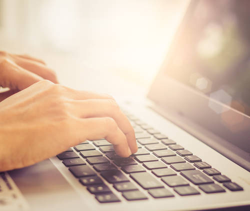 Iemand speelt op de computer