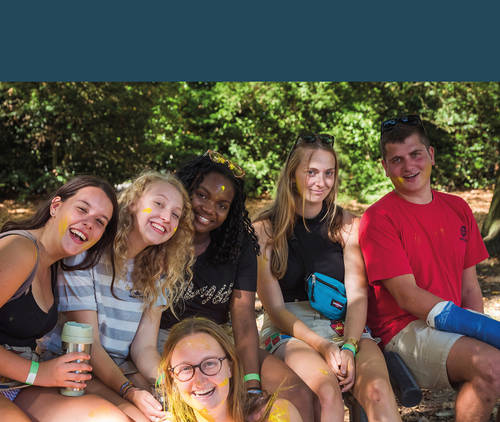 Groep Chiroleden op kamp