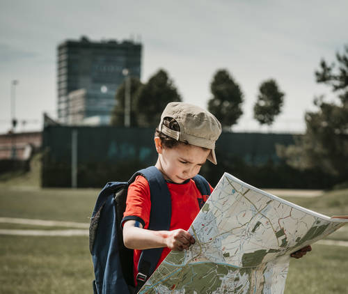 Chirojongen met kaart