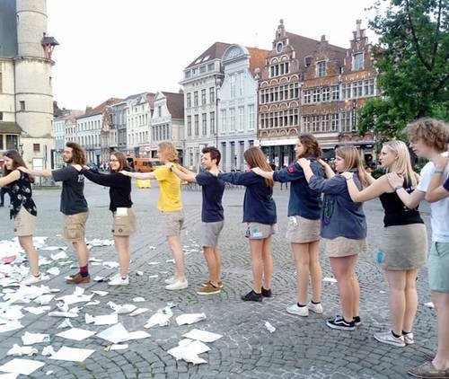 Jongeren staan in polonaisetrein