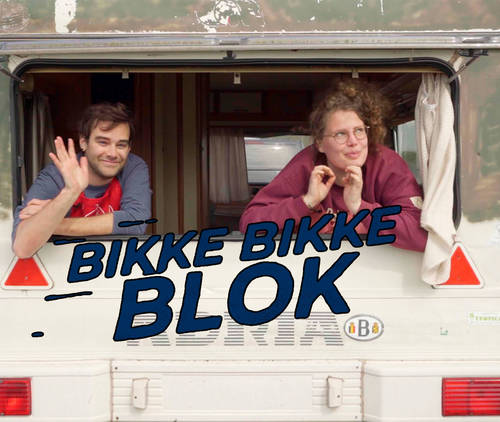 twee mensen hangen uit de caravan
