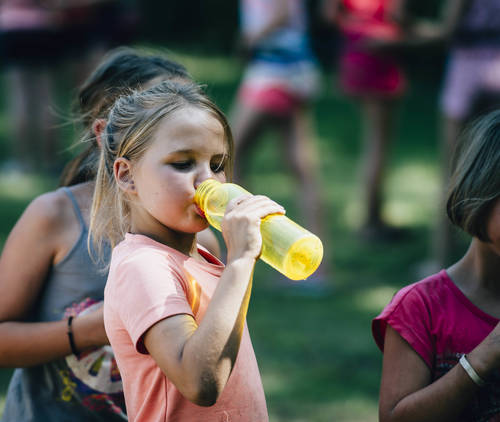 Meisje drinkt water uit een drinkbus