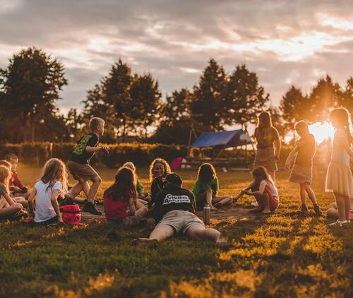Bij zonsondergang op kamp