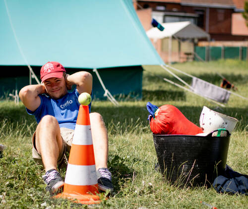 leider doet sit-ups aan spelmateriaal