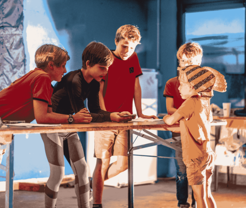 Kinderen spelen spel aan tafel