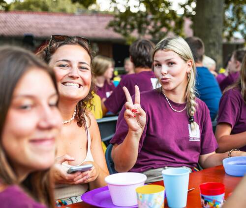 Chiroleiding aan tafel op kamp