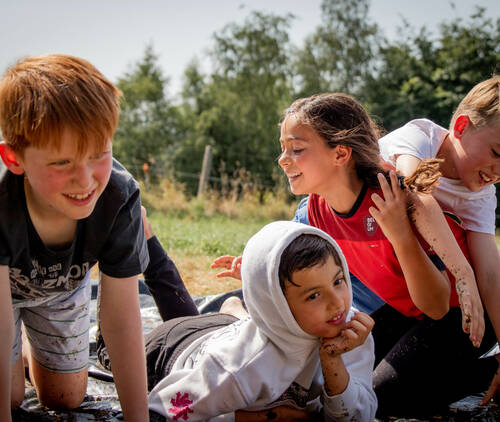 Het spel naald en draad op kamp