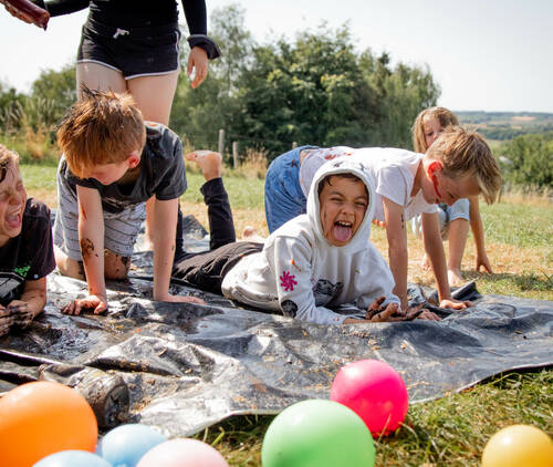 Kinderen spelen naald en draad