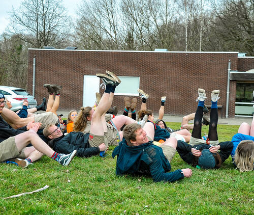Spel waarbij iedereen op de grond moet liggen