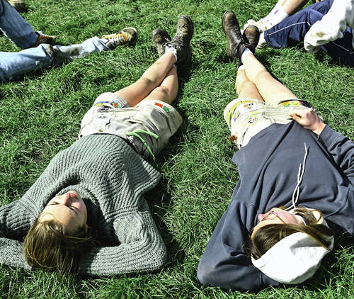 Leiding chillen op het gras