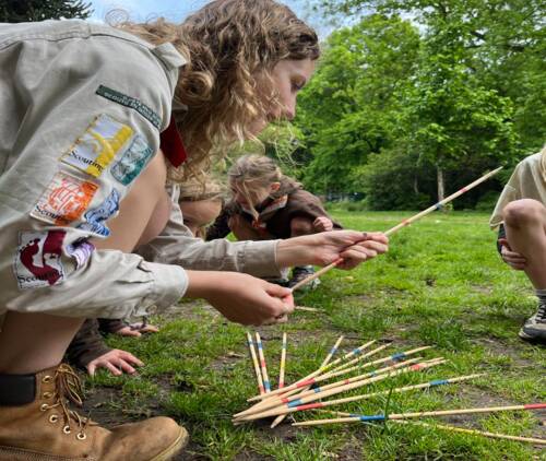 Scoutsleidster Auke speelt een spel met haar leden