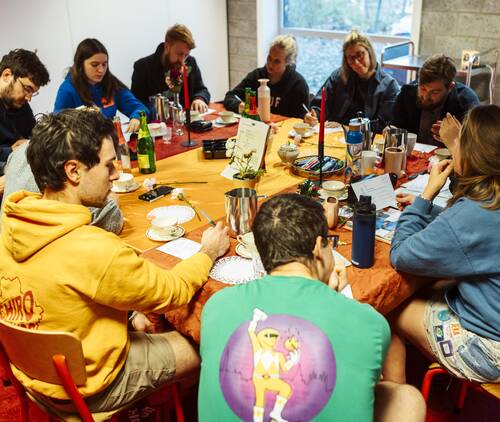 Vergaderen rond de tafel